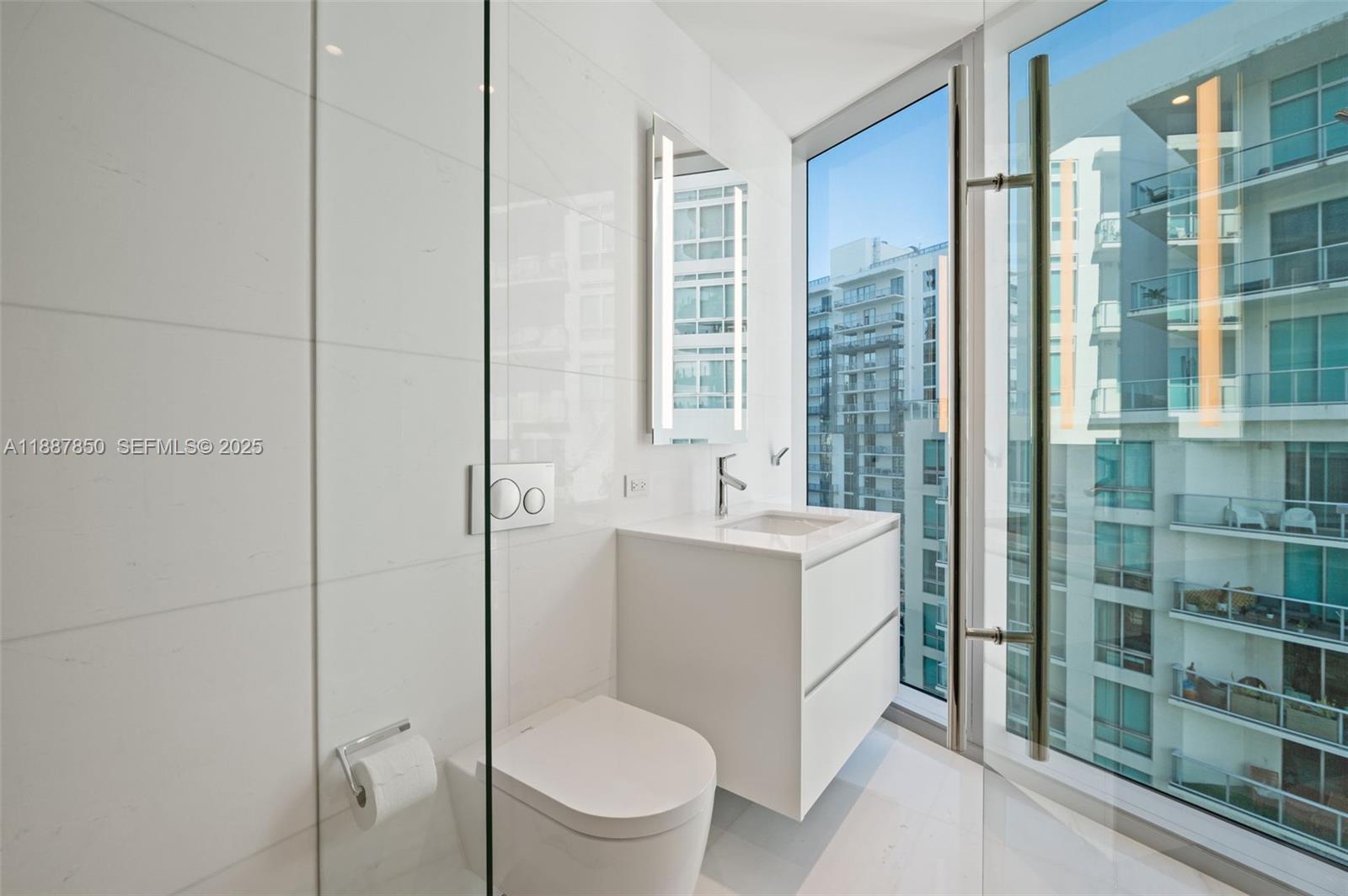 300 Biscayne Blvd Way, Unit 3701 Miami, FL 33131 - Photo 24 of 73 Bathroom #3