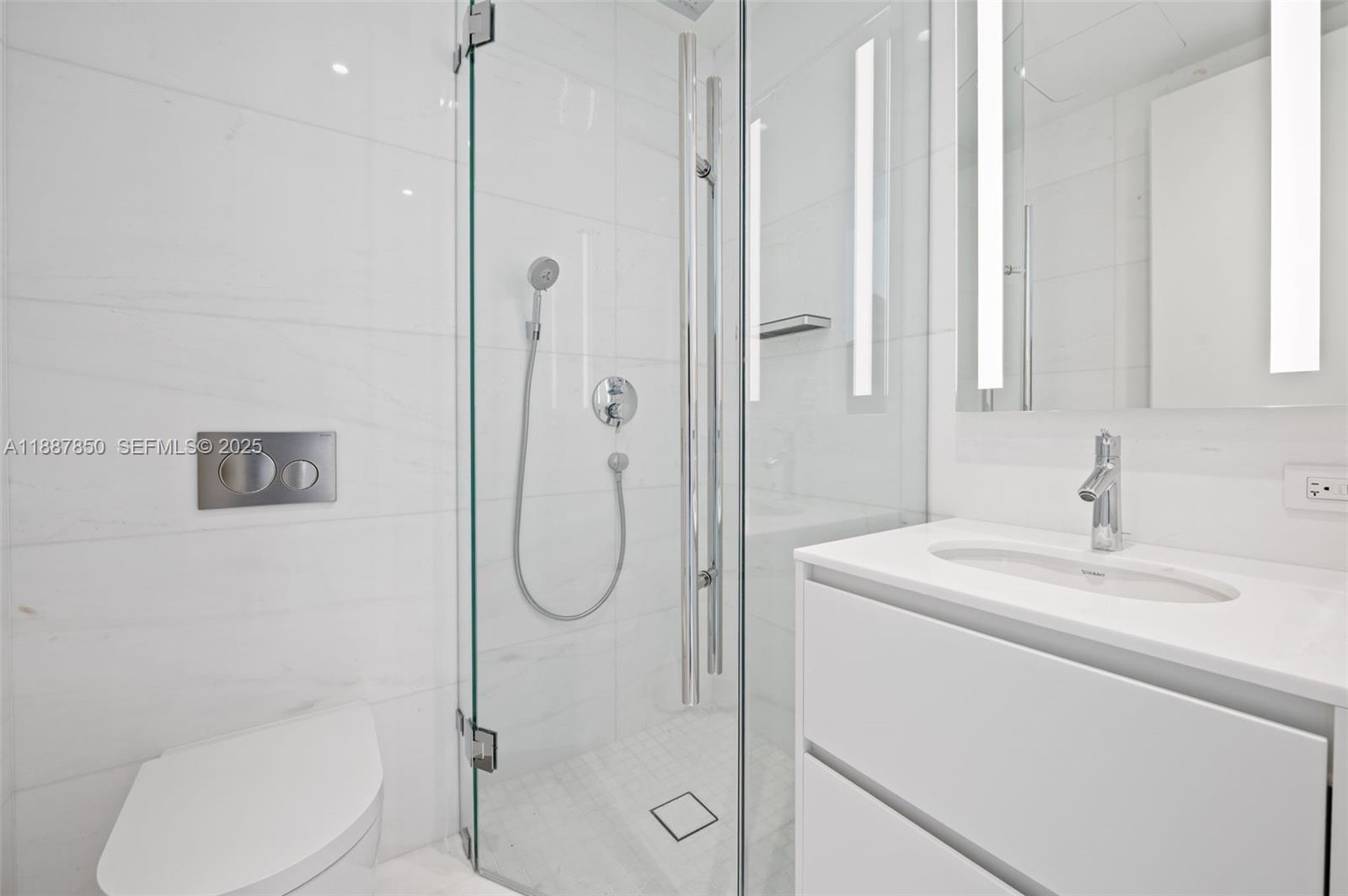 300 Biscayne Blvd Way, Unit 3701 Miami, FL 33131 - Photo 28 of 73 Bathroom #5