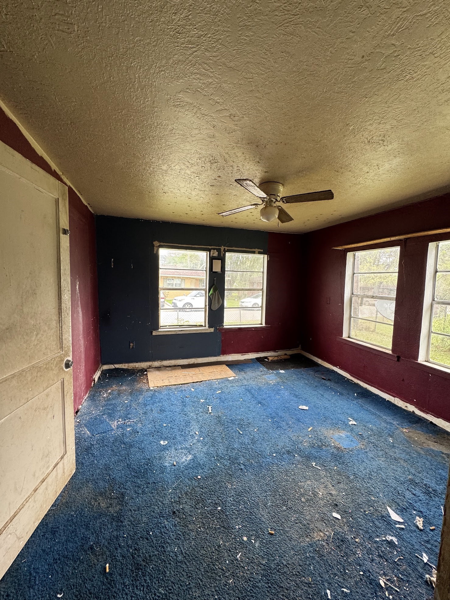 916 Lamar Street Cleveland, TX 77327 - Photo 10 of 18 an empty room with windows