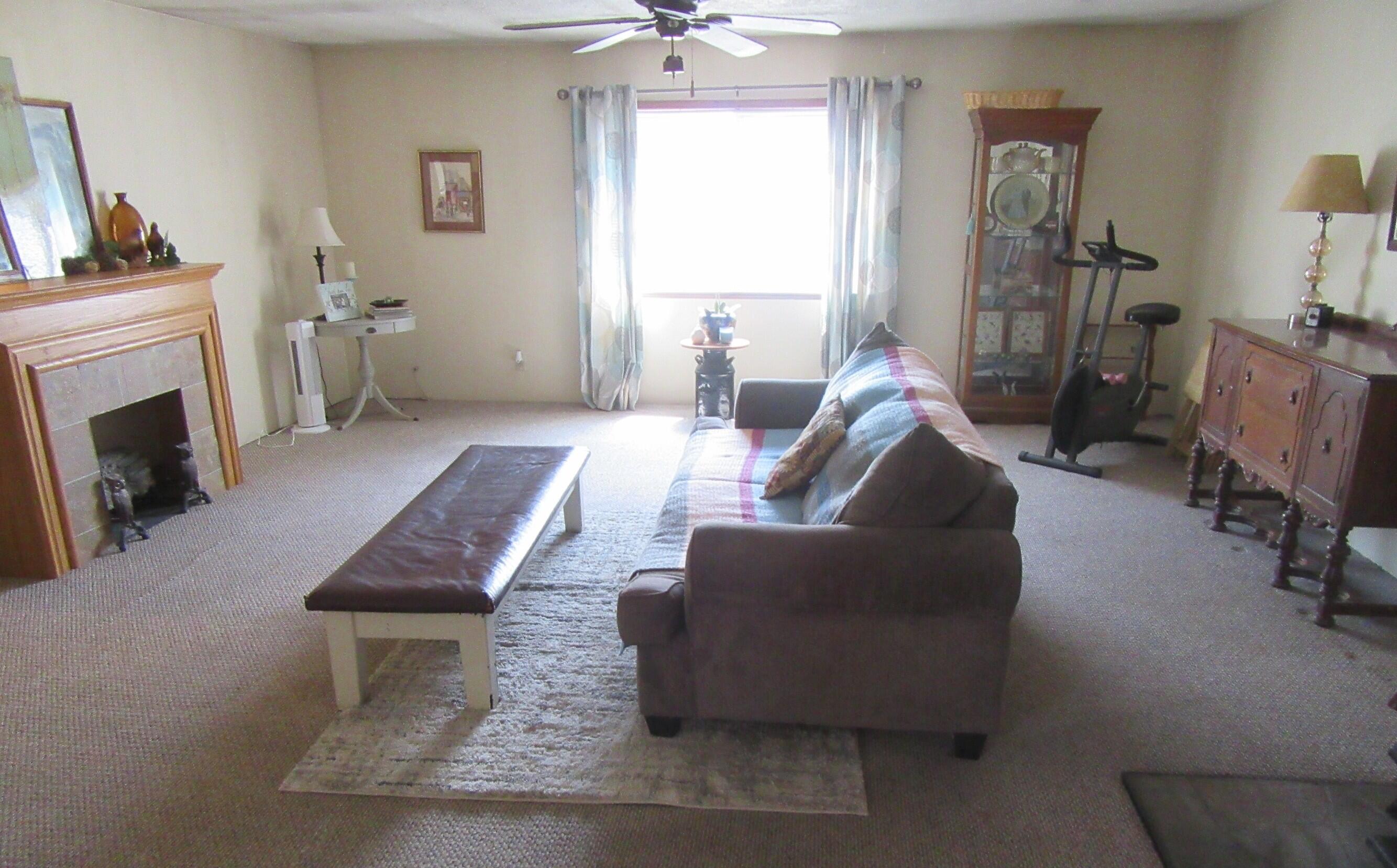 610 Applegate Avenue Chiloquin, OR 97624 - Photo 5 of 28 610 S Applegate Livingroom Main