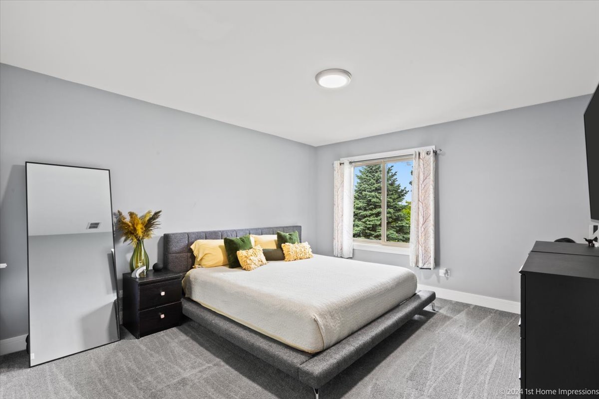 7 Cour Versaille Palos Hills, IL 60465 - Photo 13 of 20 a bedroom with a bed and a lamp on table