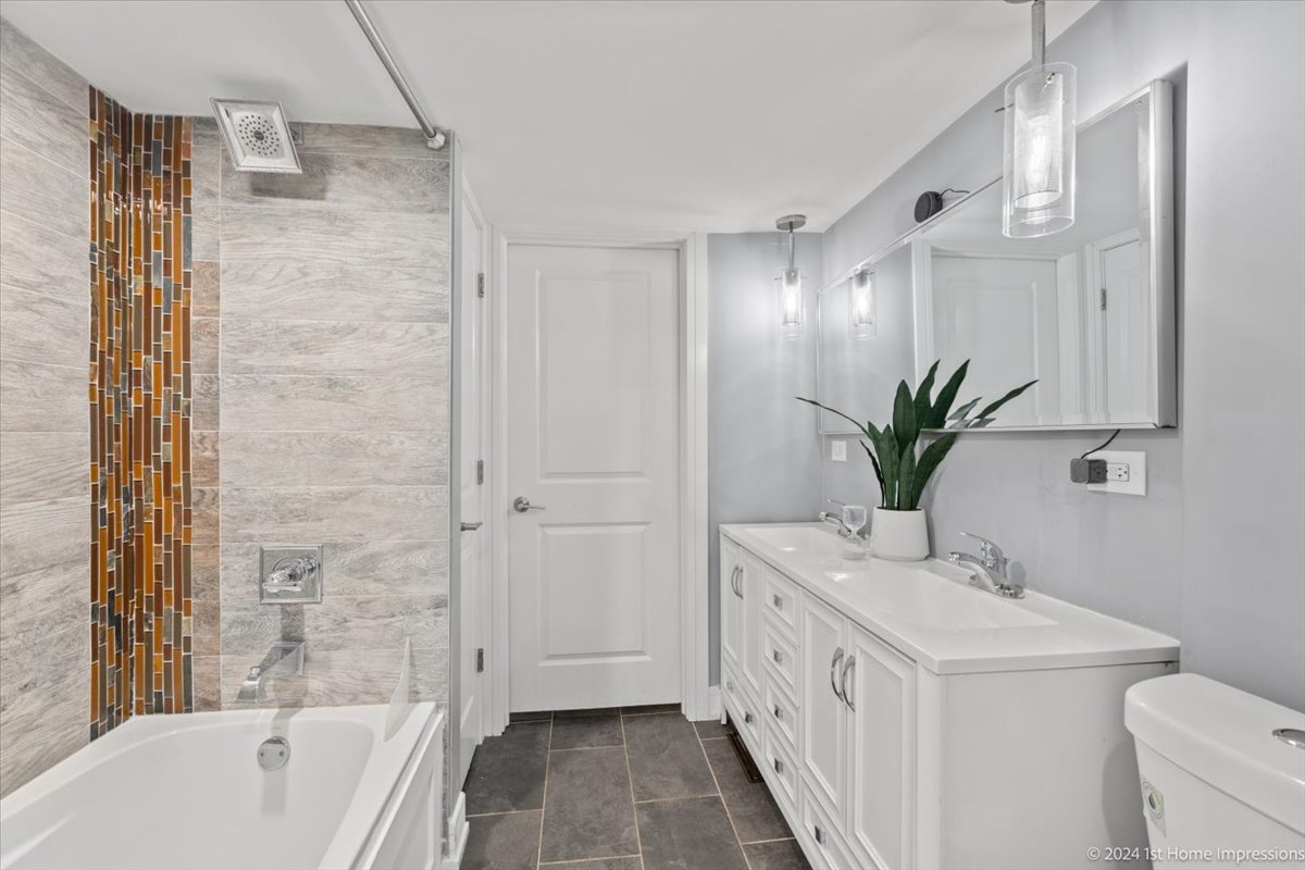 7 Cour Versaille Palos Hills, IL 60465 - Photo 16 of 20 a bathroom with a sink a tub and a mirror