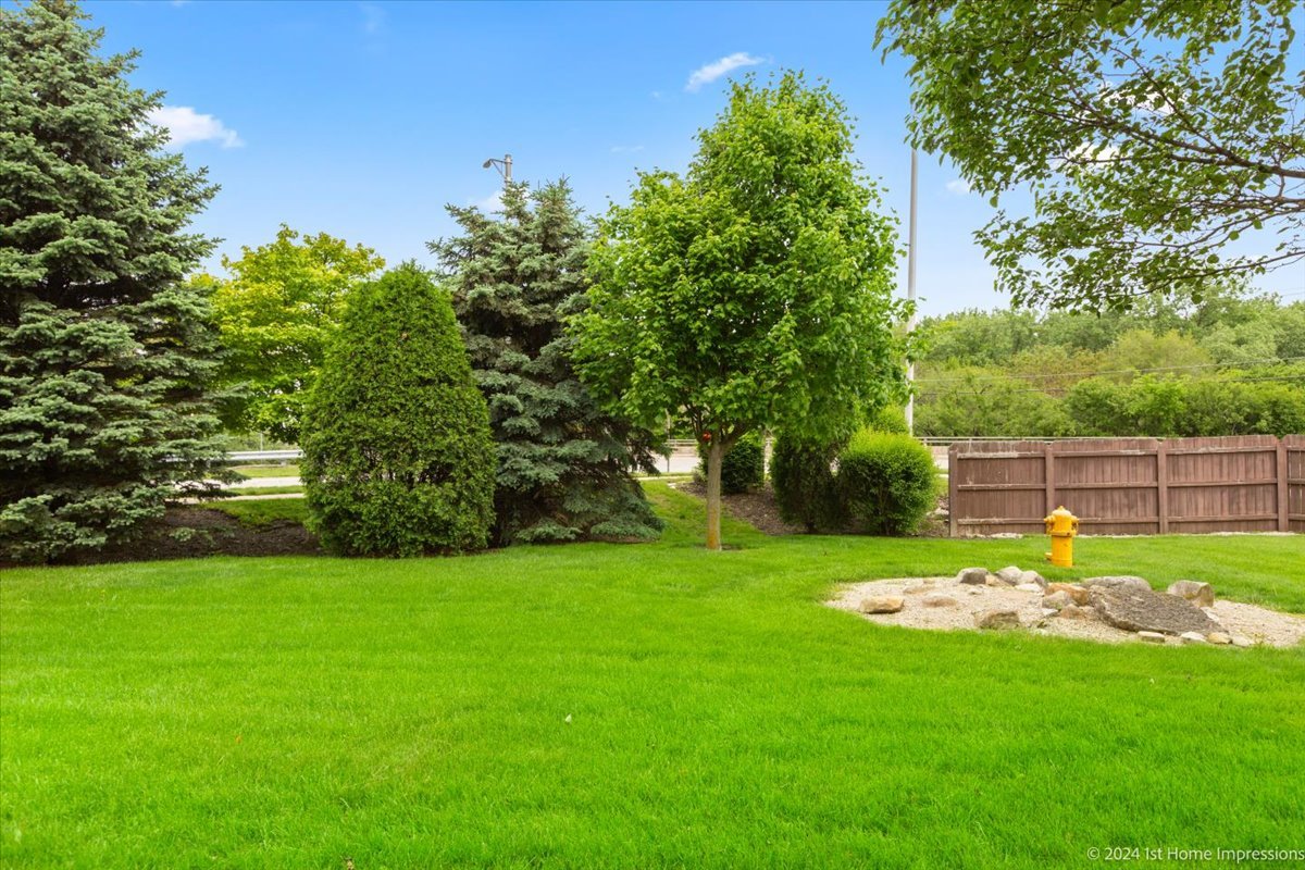 7 Cour Versaille Palos Hills, IL 60465 - Photo 18 of 20 a view of a backyard with a garden