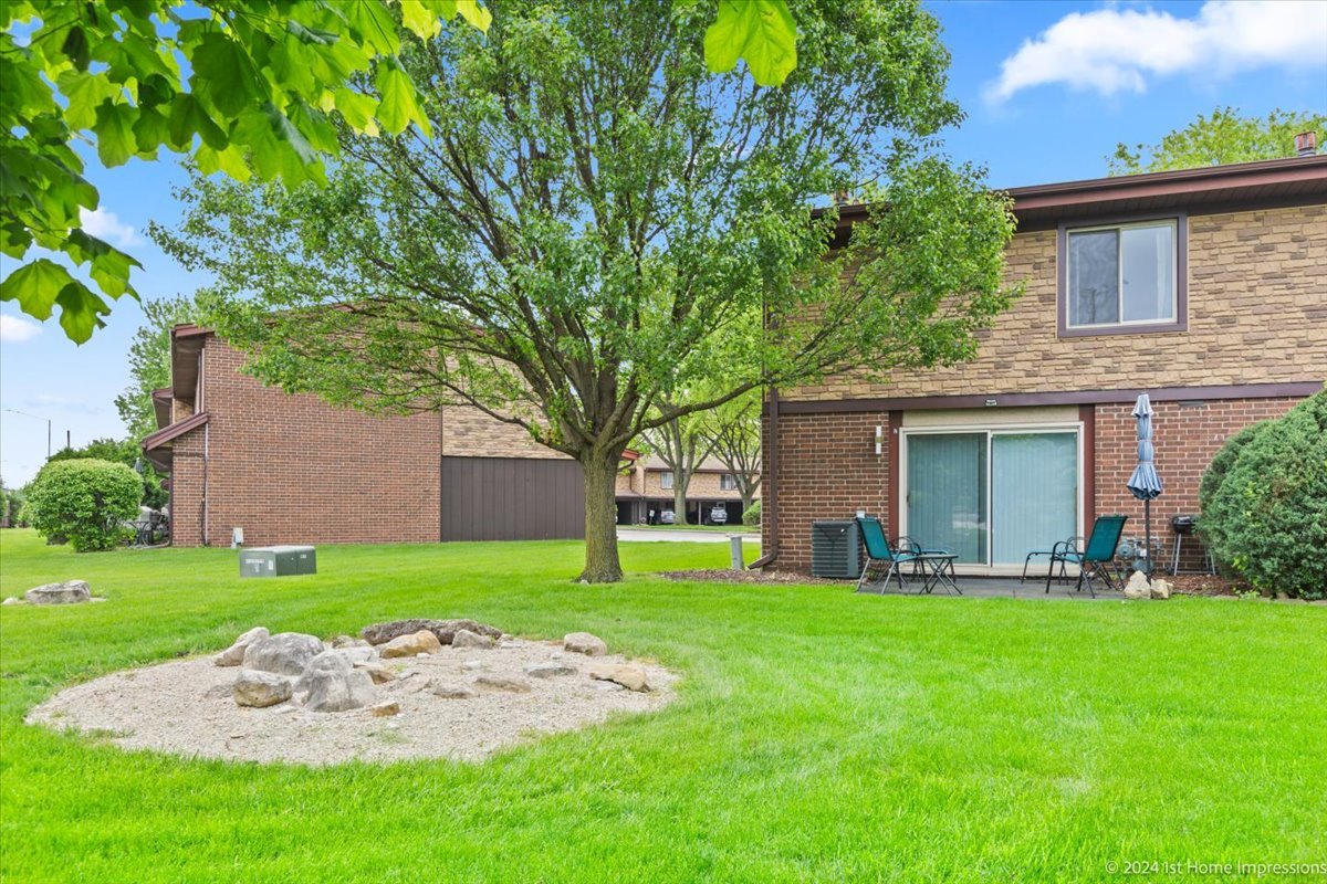 7 Cour Versaille Palos Hills, IL 60465 - Photo 20 of 20 a front view of a house with a yard and trees
