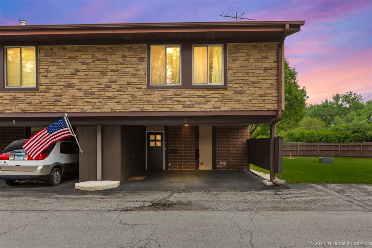 7 Cour Versaille Palos Hills, IL 60465 - Photo 2 of 20 a front view of a house with garden