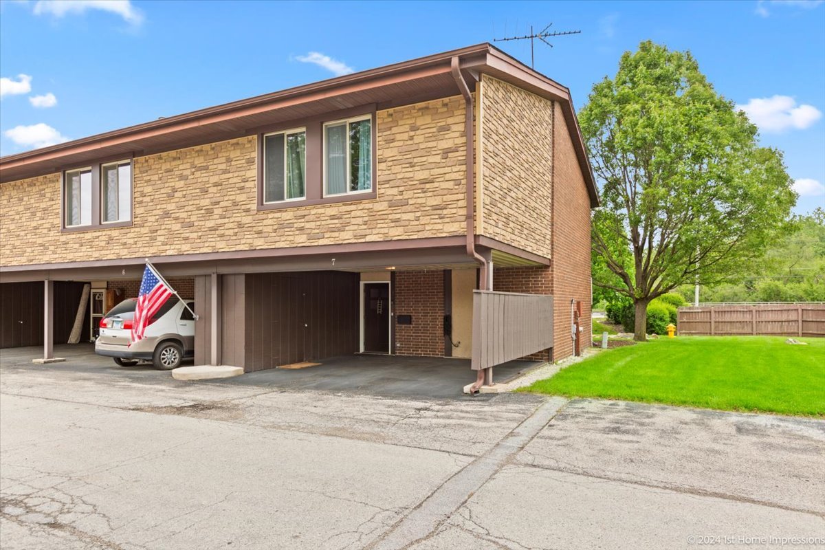 7 Cour Versaille Palos Hills, IL 60465 - Photo 3 of 20 a view of a house with a patio