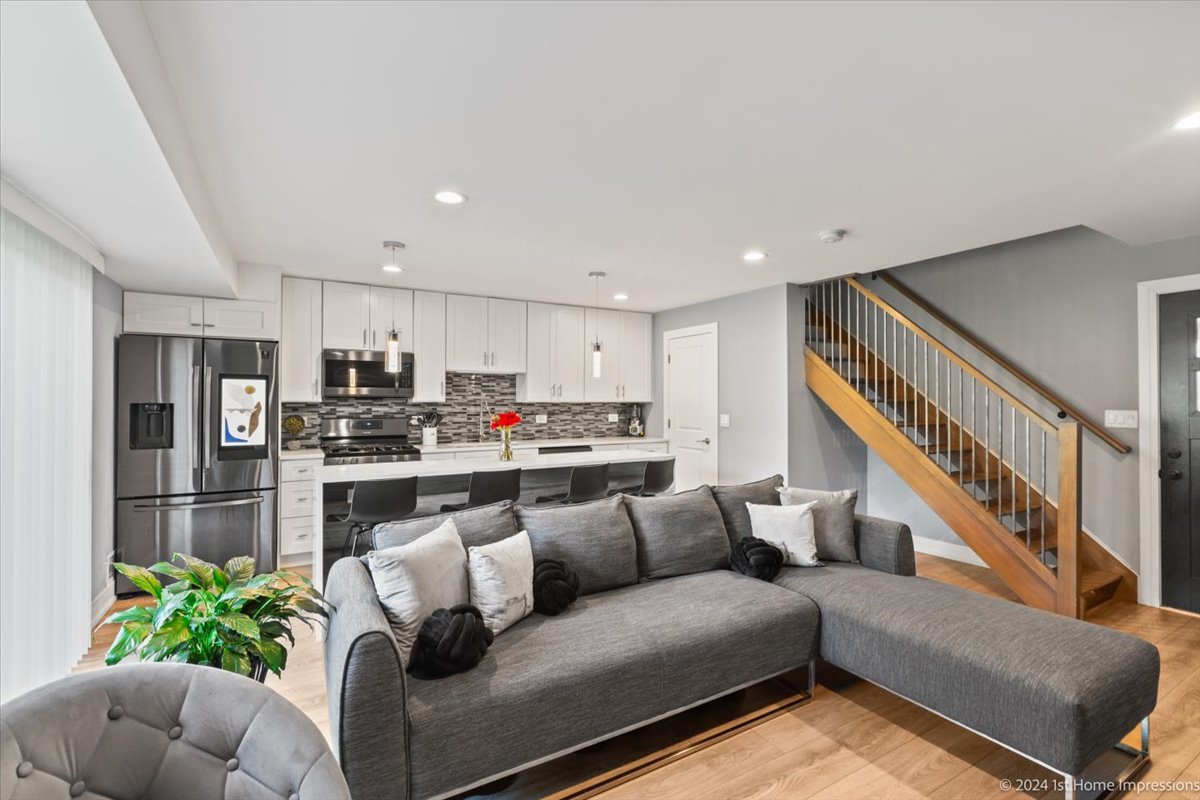 7 Cour Versaille Palos Hills, IL 60465 - Photo 6 of 20 a living room with stainless steel appliances furniture and a view of kitchen