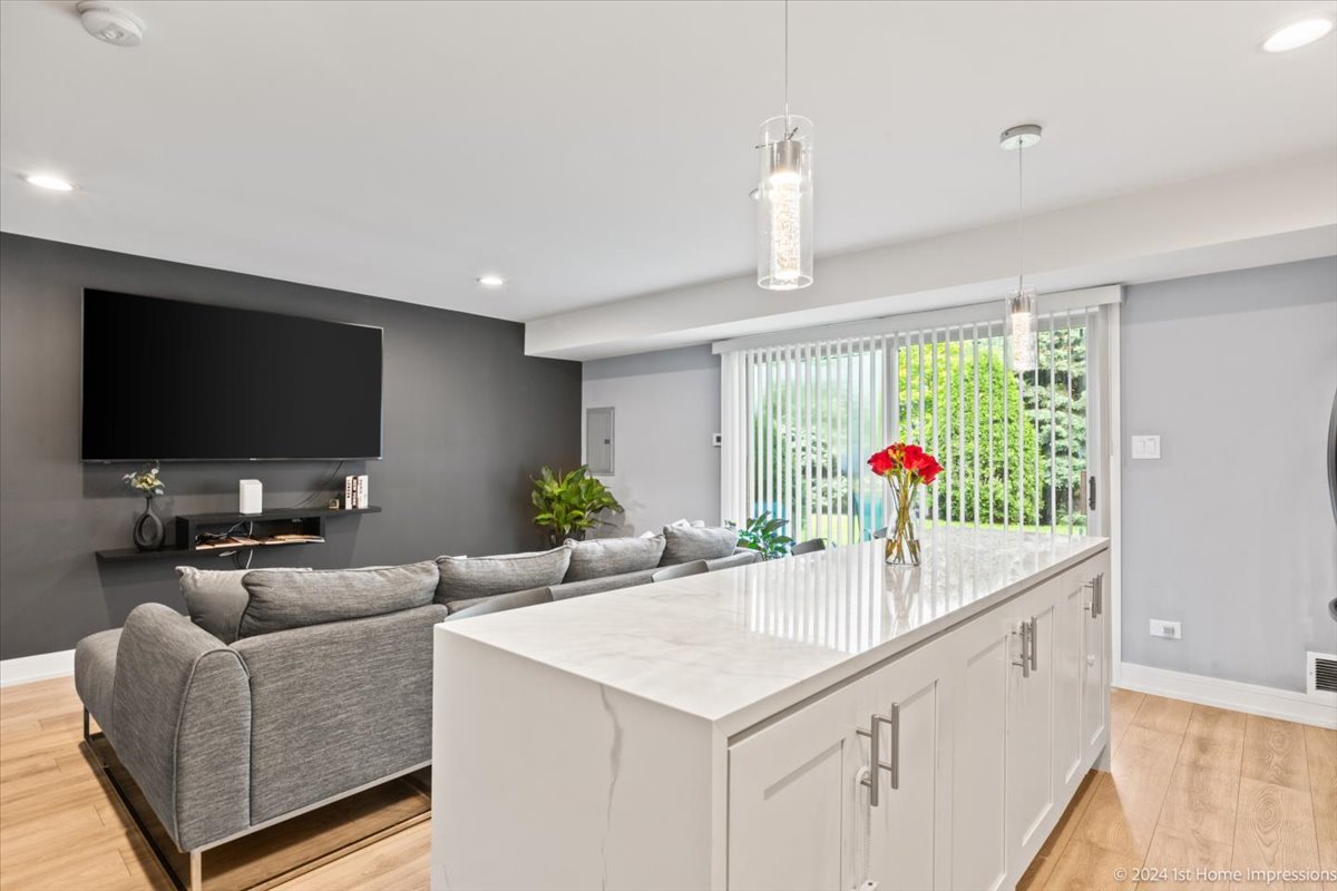 7 Cour Versaille Palos Hills, IL 60465 - Photo 9 of 20 a living room with furniture and a flat screen tv