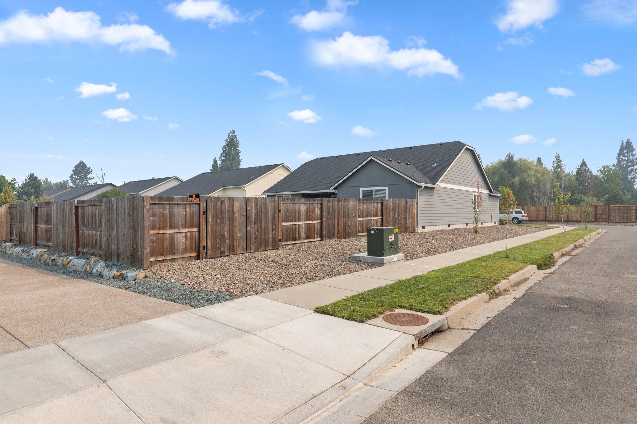 1042 Arch Court Grants Pass, OR 97527 - Photo 5 of 29 5-web-or-mls-WCIL0028