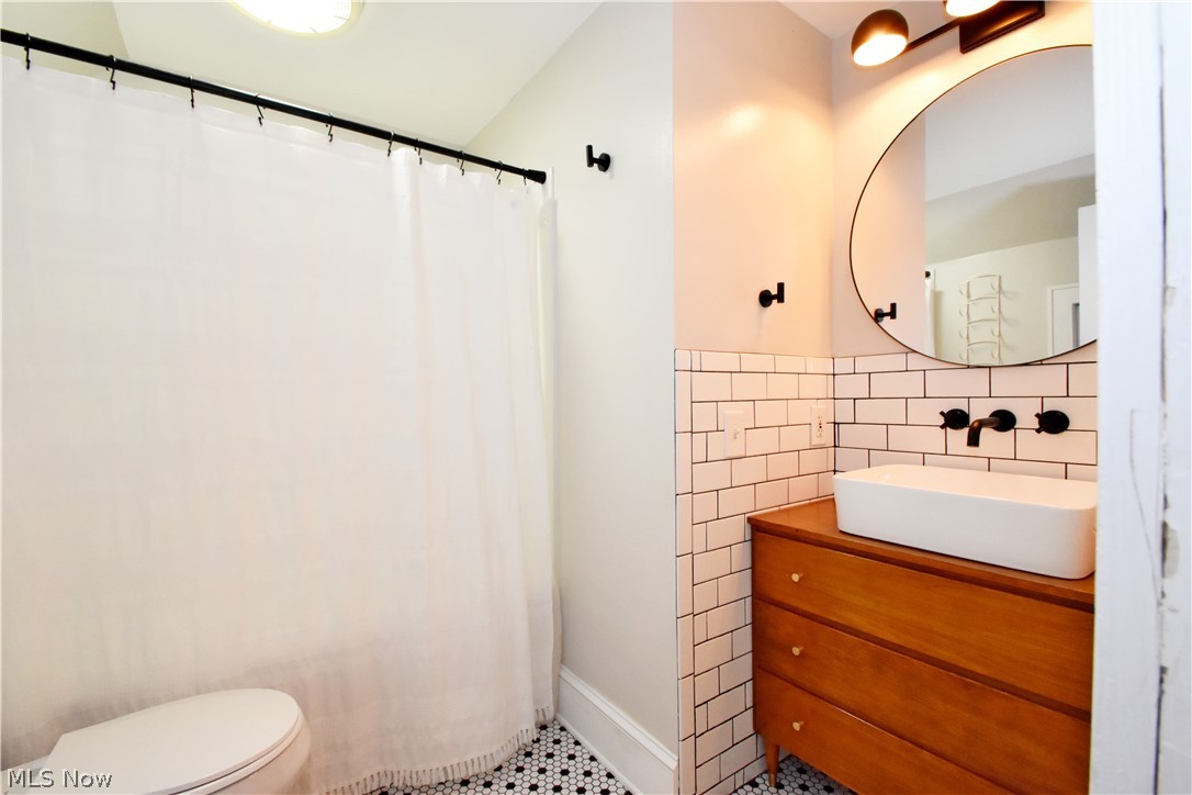 4598 Liberty Road South Euclid, OH 44121 - Photo 15 of 24 Upstairs full bath