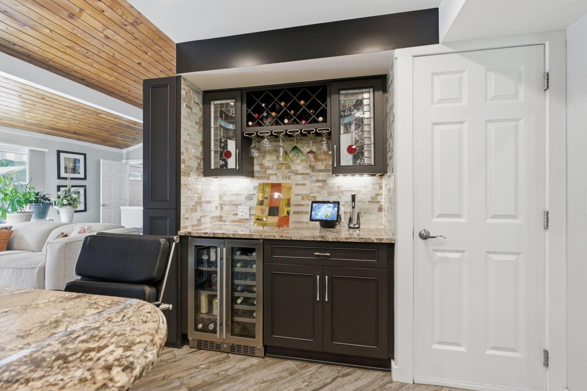 7232 Lee Road Westerville, OH 43081 - Photo 38 of 122 Kitchen Side Bar
