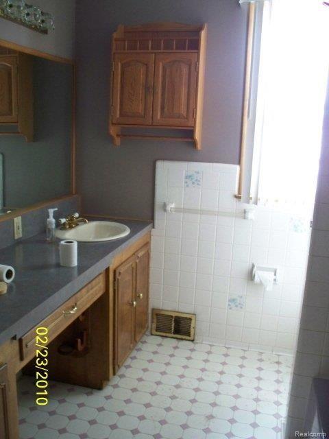 35 Cayuga Road Lake Orion, MI 48362 - Photo 6 of 12 bath