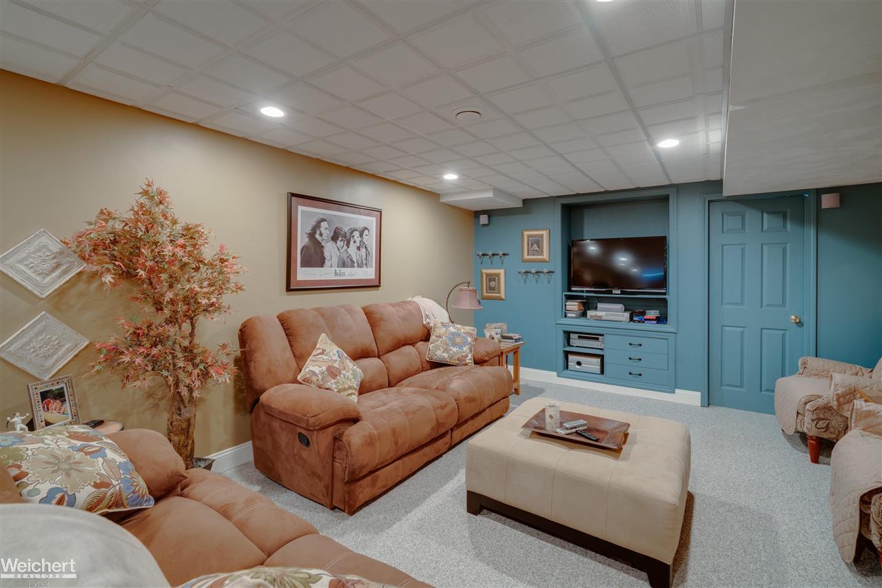 17987 Rocco Drive Macomb, MI 48044 - Photo 42 of 48 50049160-41.JPG