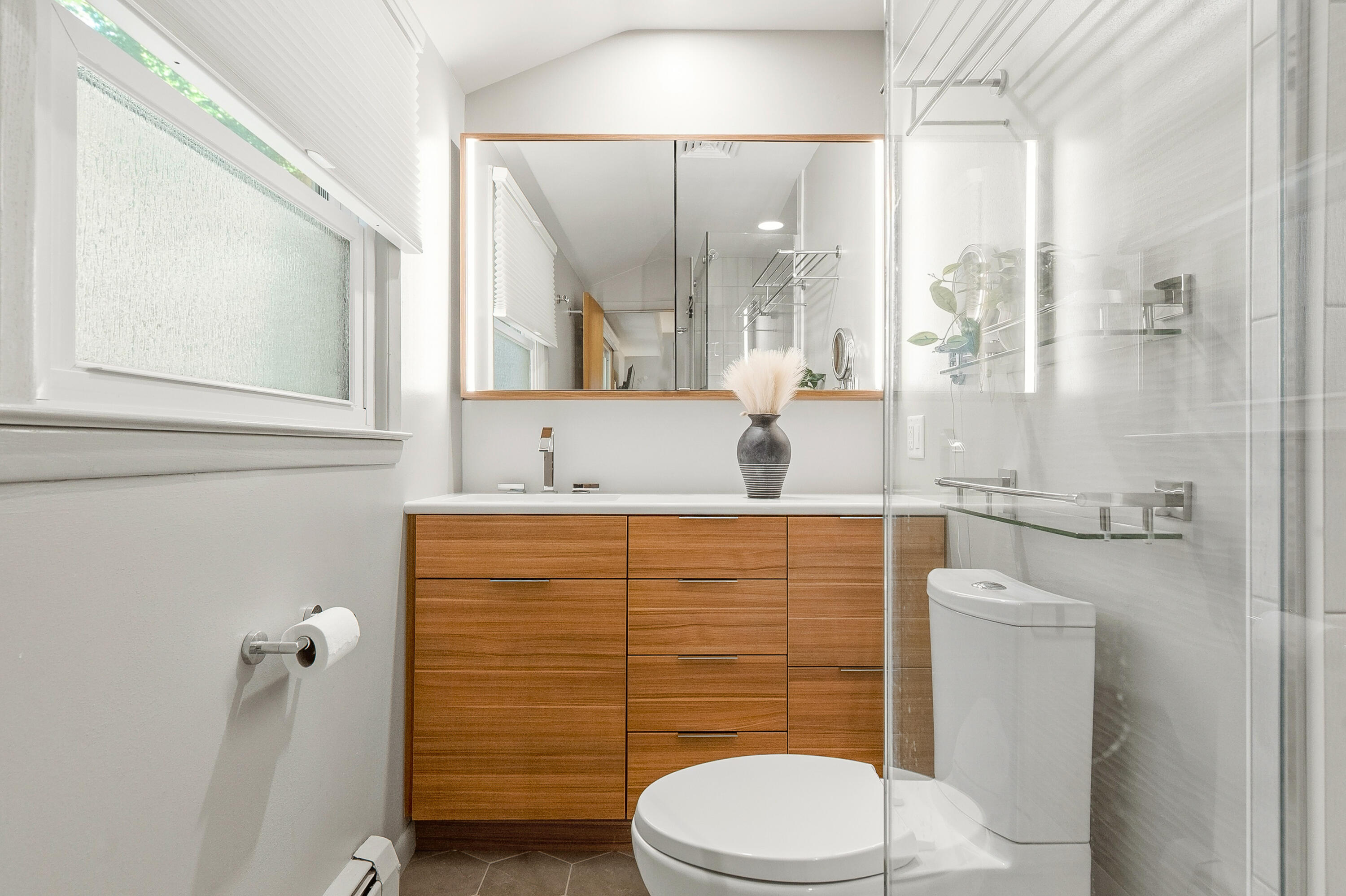 2336 West Green Tree Road Glendale, WI 53209 - Photo 30 of 58 Primary En-Suite