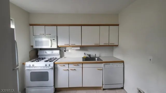 $1,950 | 2467 Highway 10, Unit 8B, Morris Plains, NJ 07950