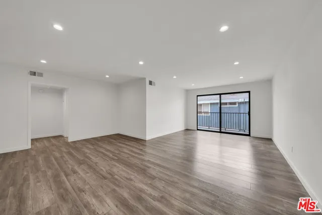 $1,999 | 7453 Haskell Avenue, Unit 7, Van Nuys, CA 91406