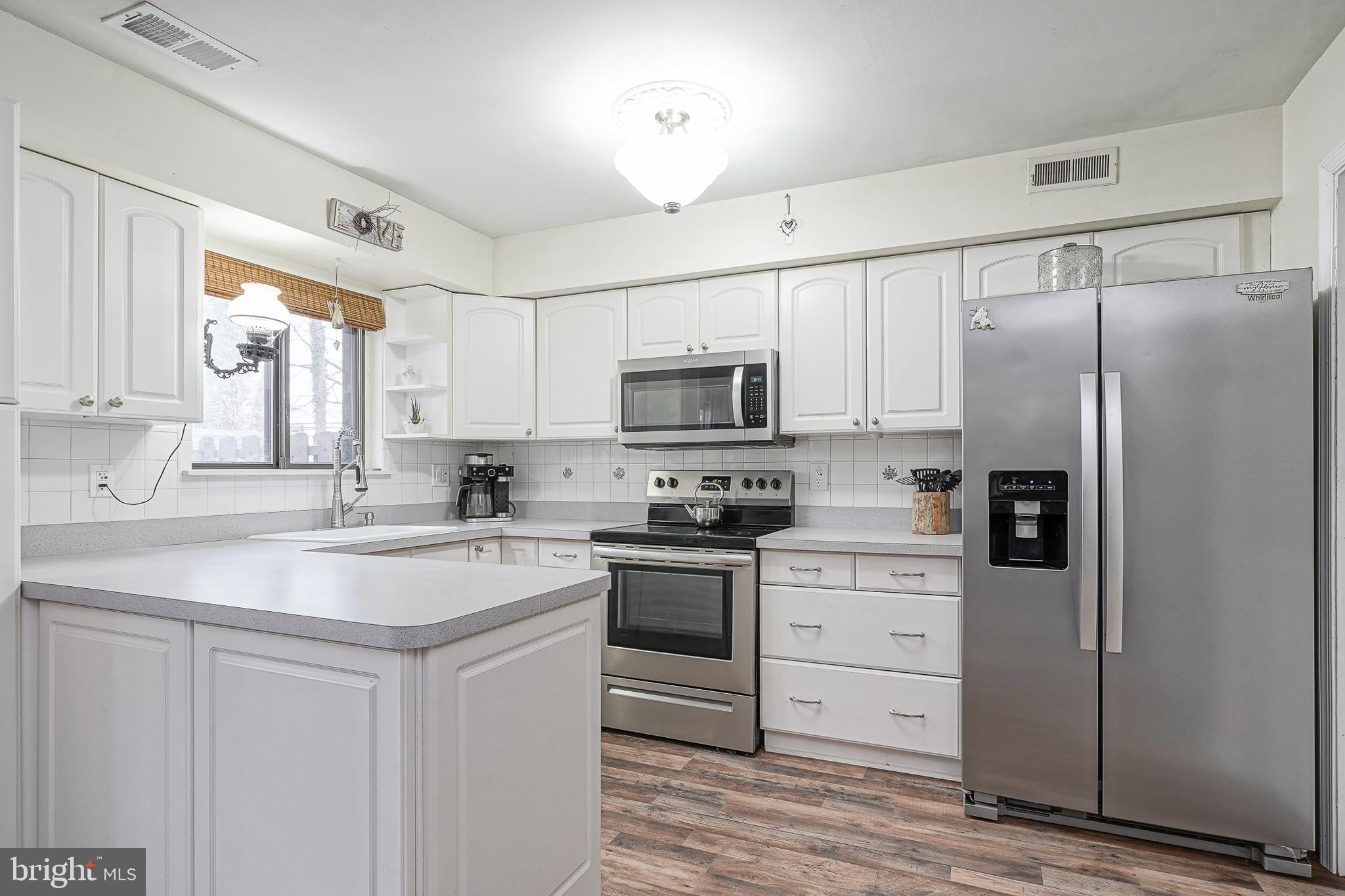 8 Sycamore Court Lumberton, NJ 08048 - Photo 10 of 26 Kitchen w/ peninisula