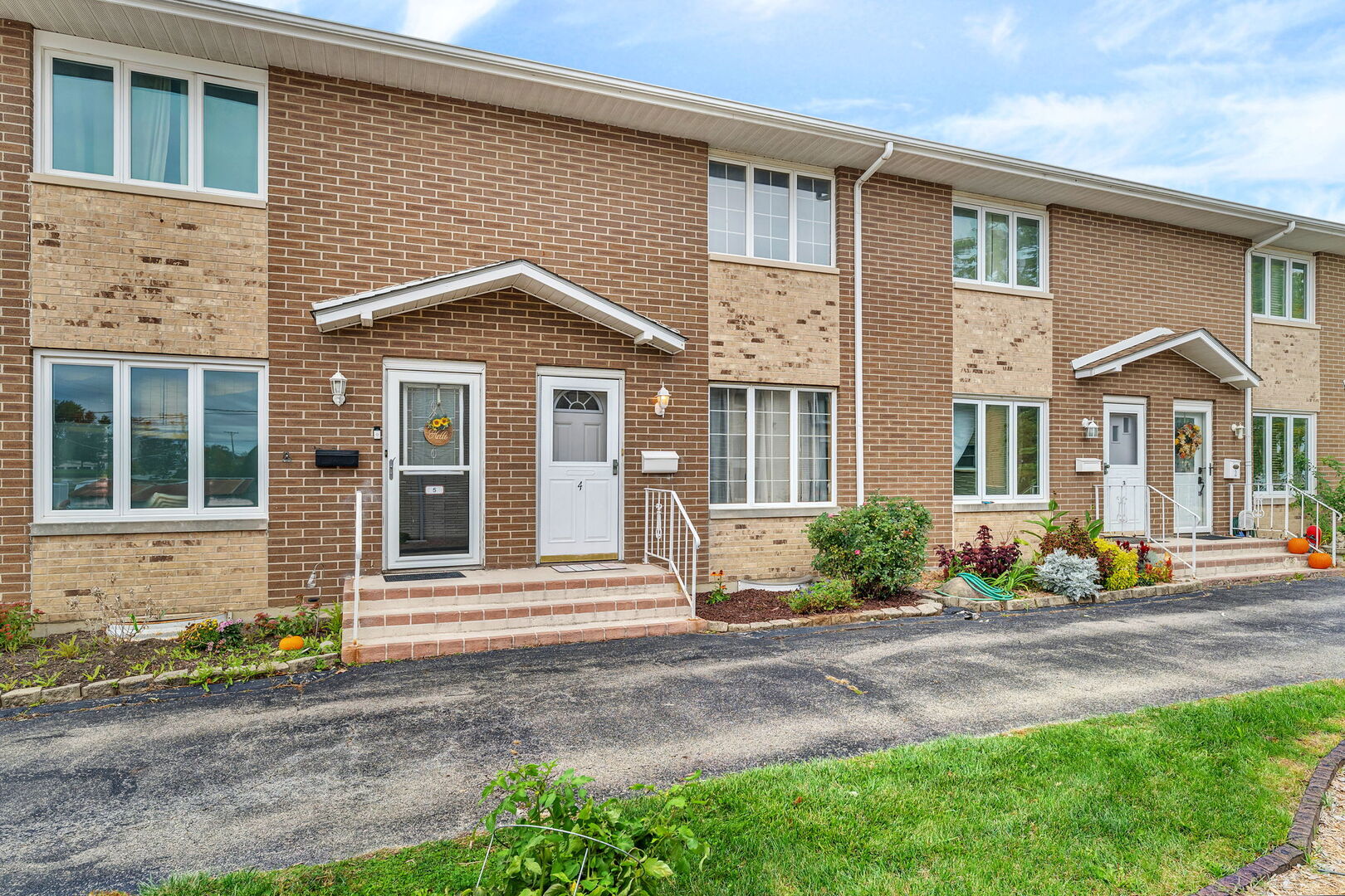 613 East 3rd Street, Unit 4 Lockport, IL 60441 - Photo 3 of 25 a front view of a house with a yard