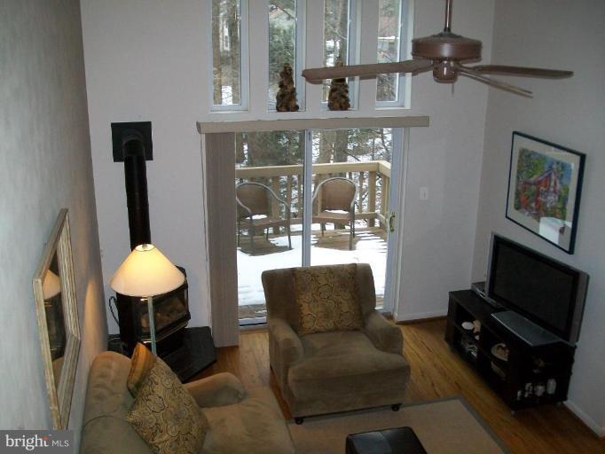 1569 Inlet Court Reston, VA 20190 - Photo 3 of 25 Family Room
