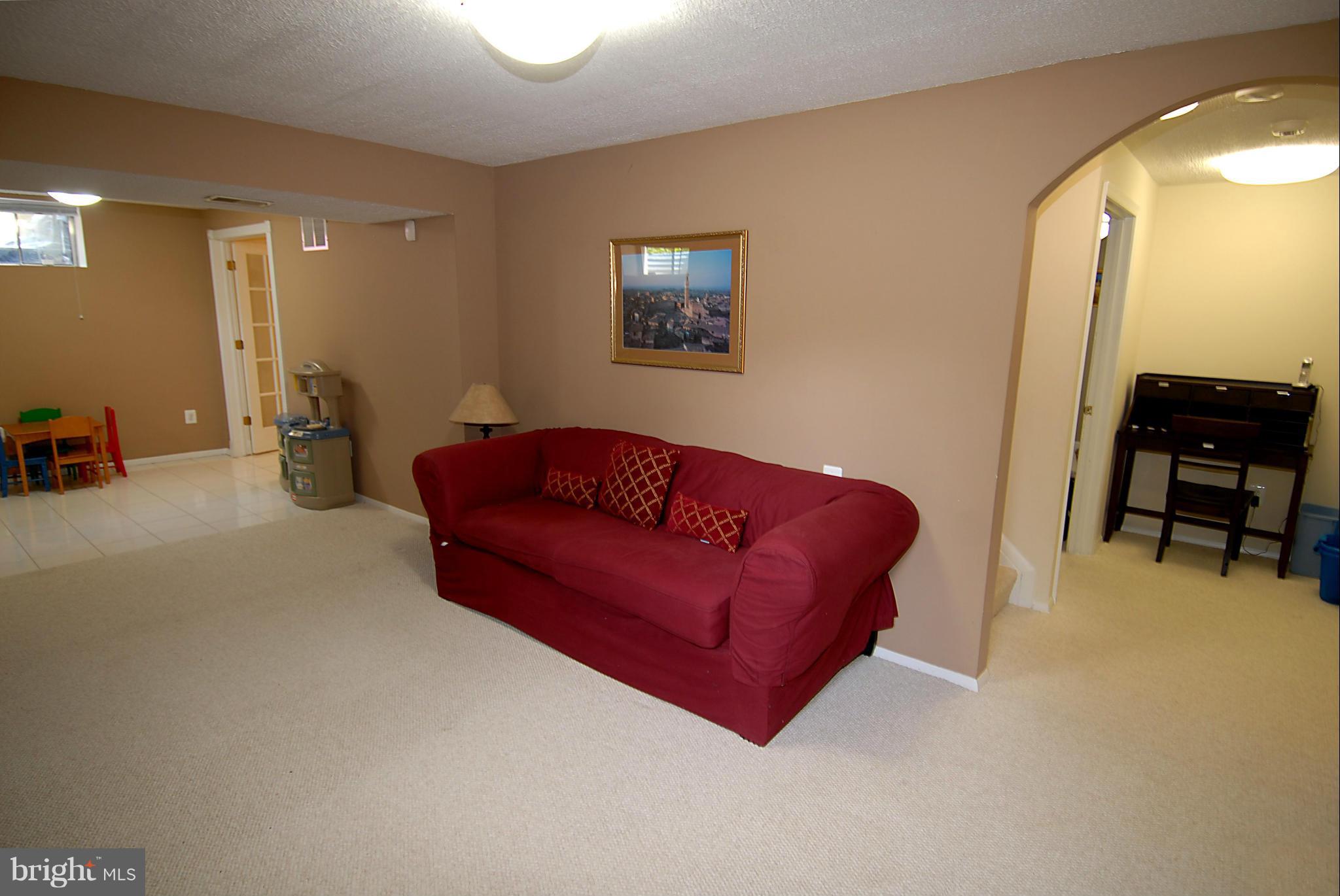 1200 Breckenridge Court Riva, MD 21140 - Photo 19 of 28 a living room with furniture and a mirror