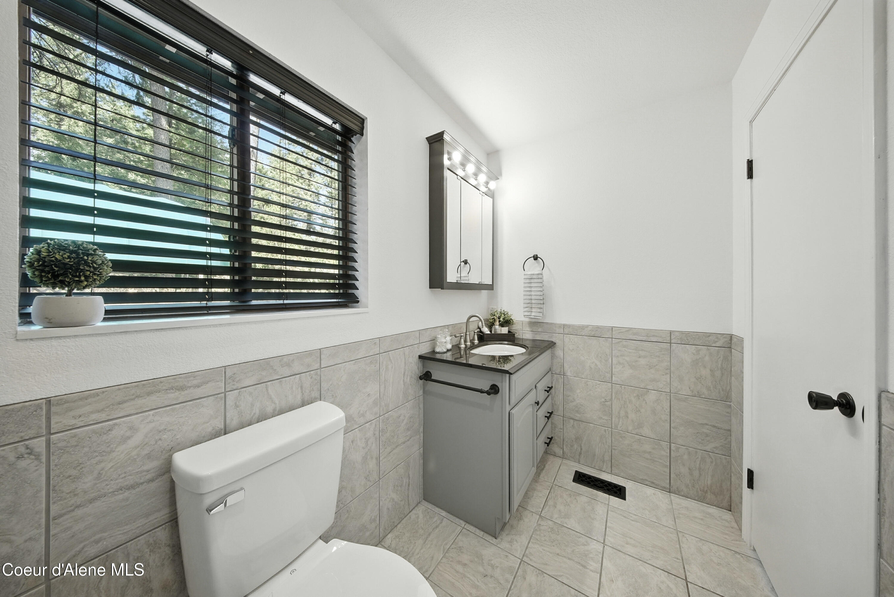 18400 West Holliday Way Hauser, ID 83854 - Photo 13 of 39 Inside-Spokane-Holiday New-10