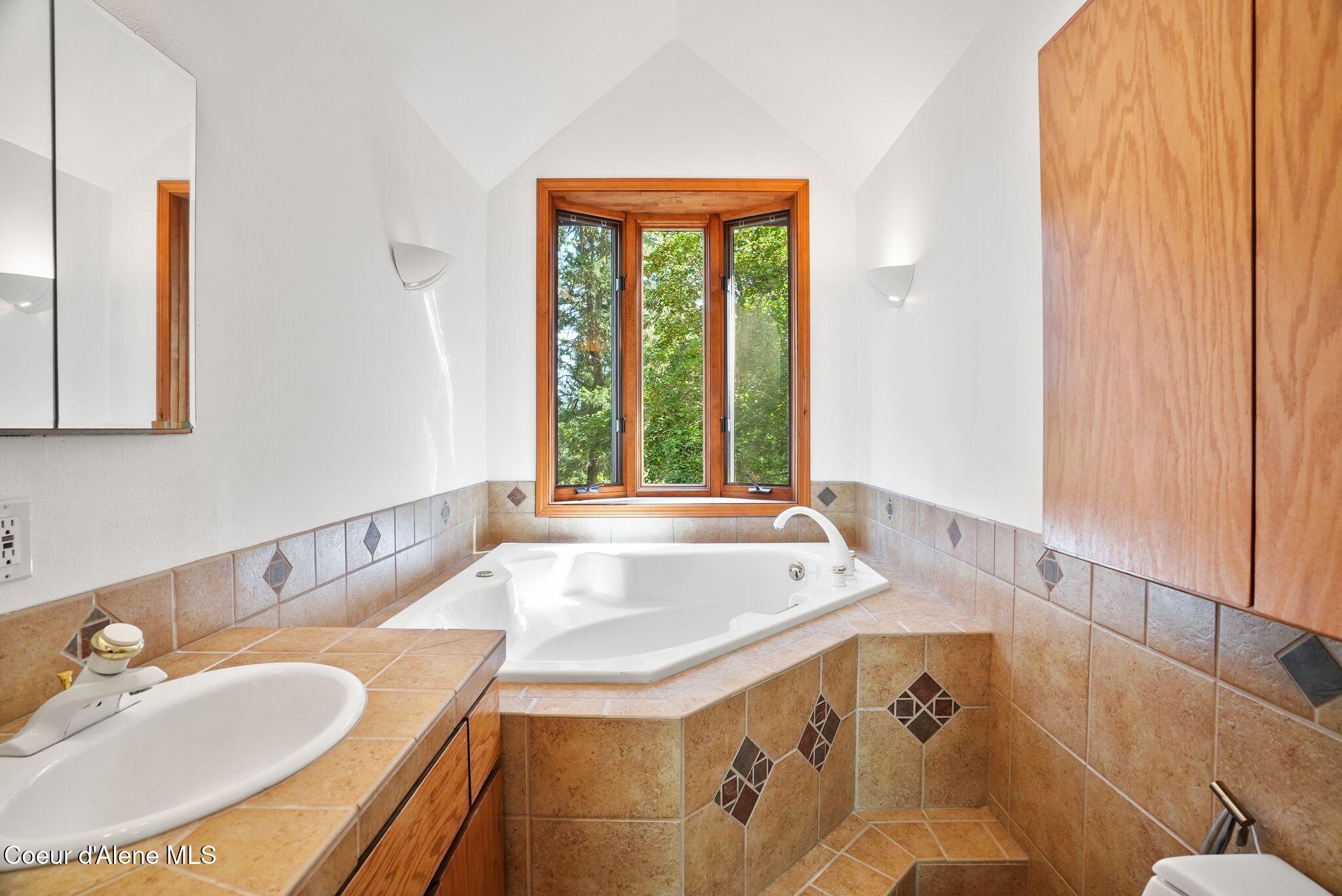 18400 West Holliday Way Hauser, ID 83854 - Photo 17 of 39 Primary suite bath