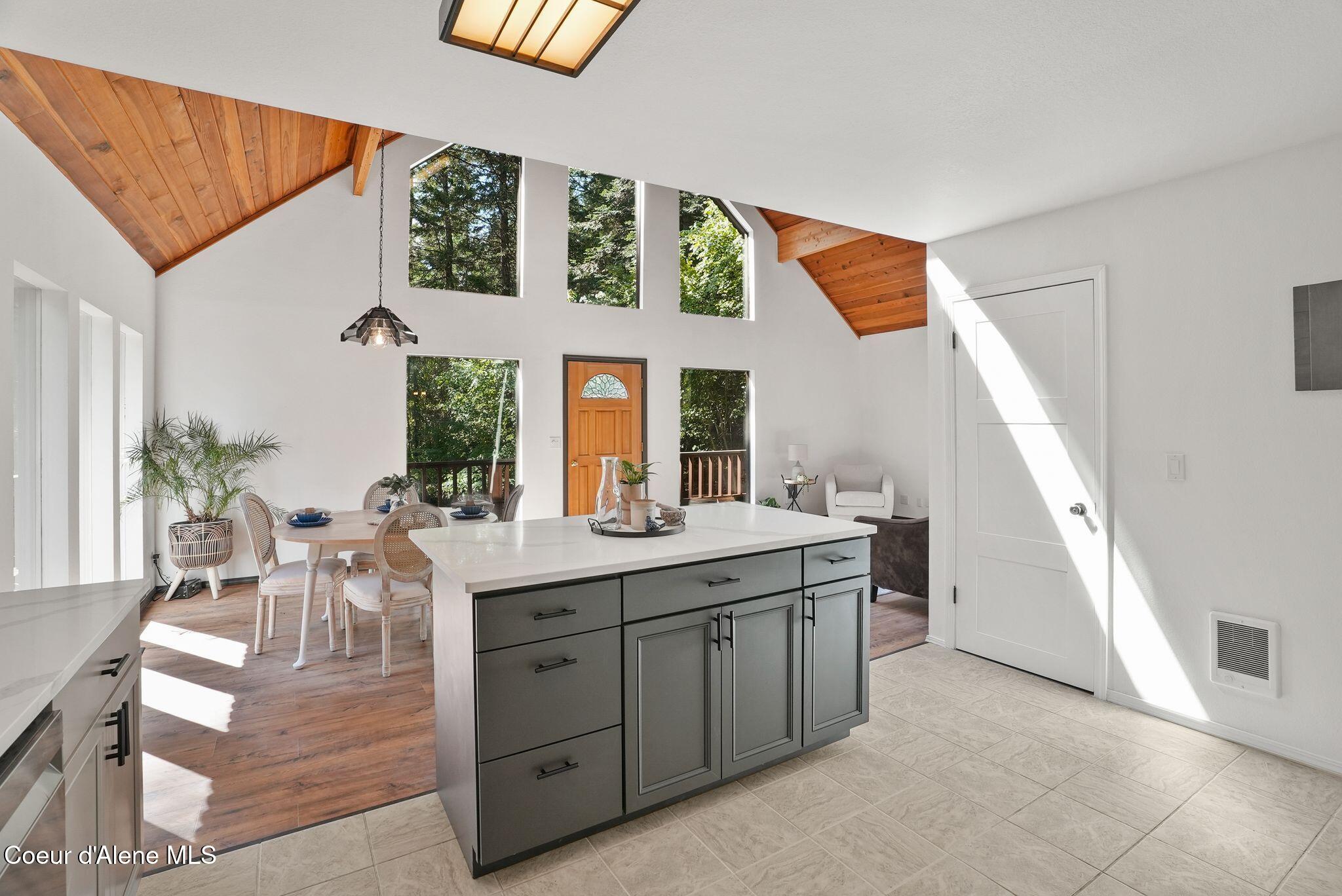 18400 West Holliday Way Hauser, ID 83854 - Photo 8 of 39 Inside-Spokane-Holiday-21