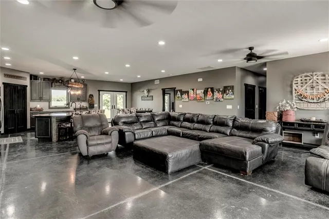 $1,150,000 | 1982 Indiana Road, Ottawa, KS 66067