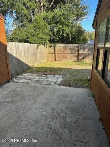 a view of a backyard