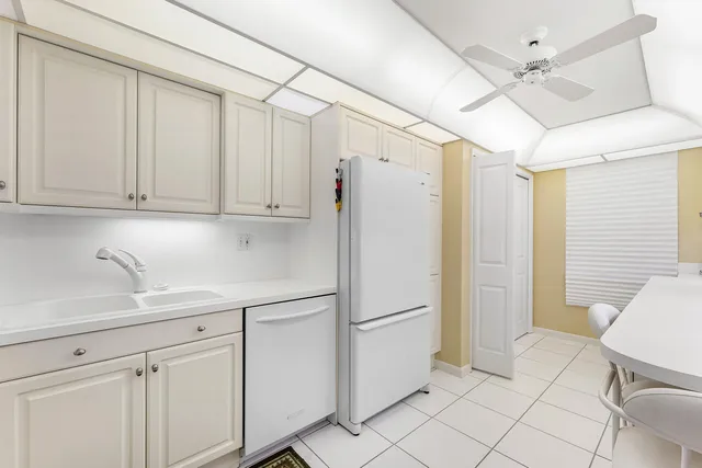 $359,000 | 3125 Northeast 48th Court, Unit 220, Lighthouse Point, FL 33064