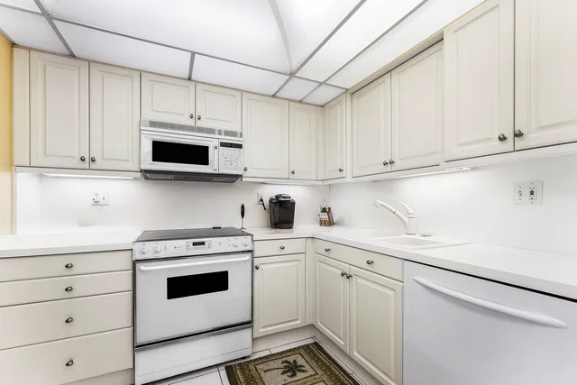 $359,000 | 3125 Northeast 48th Court, Unit 220, Lighthouse Point, FL 33064