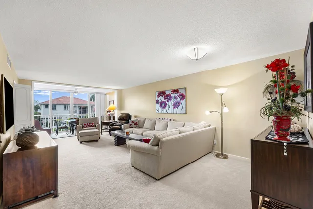 $359,000 | 3125 Northeast 48th Court, Unit 220, Lighthouse Point, FL 33064