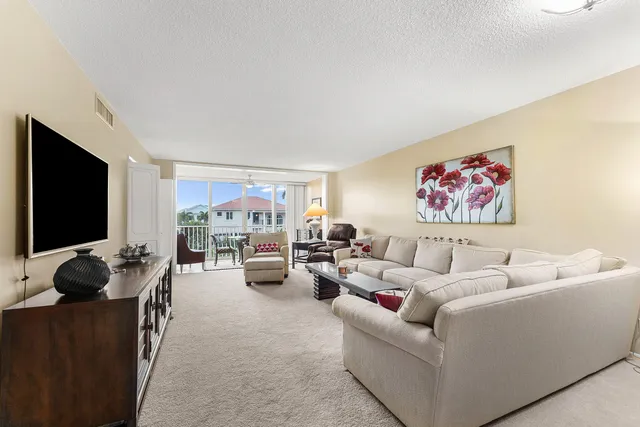 $359,000 | 3125 Northeast 48th Court, Unit 220, Lighthouse Point, FL 33064