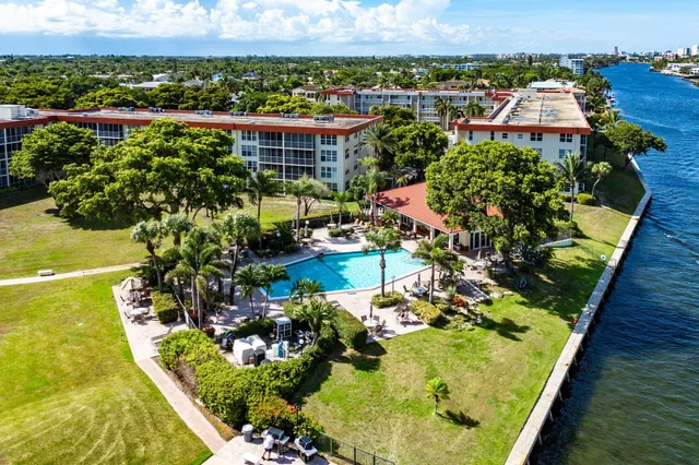 $359,000 | 3125 Northeast 48th Court, Unit 220, Lighthouse Point, FL 33064