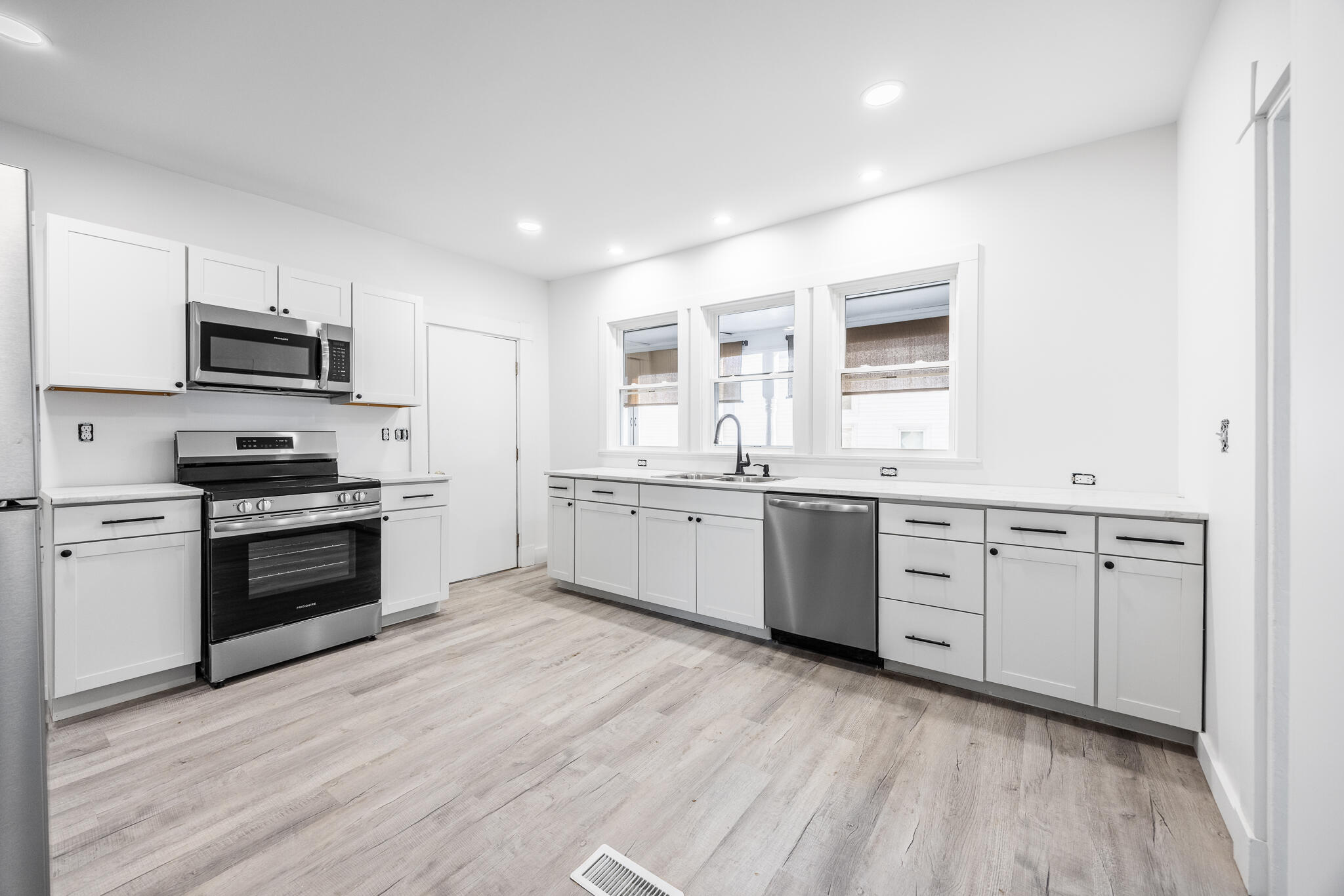 229 Center Street Bangor, ME 04401 - Photo 16 of 36 Kitchen