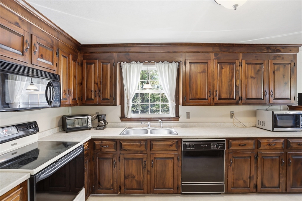 23 Bancroft Street Pepperell, MA 01463 - Photo 8 of 24