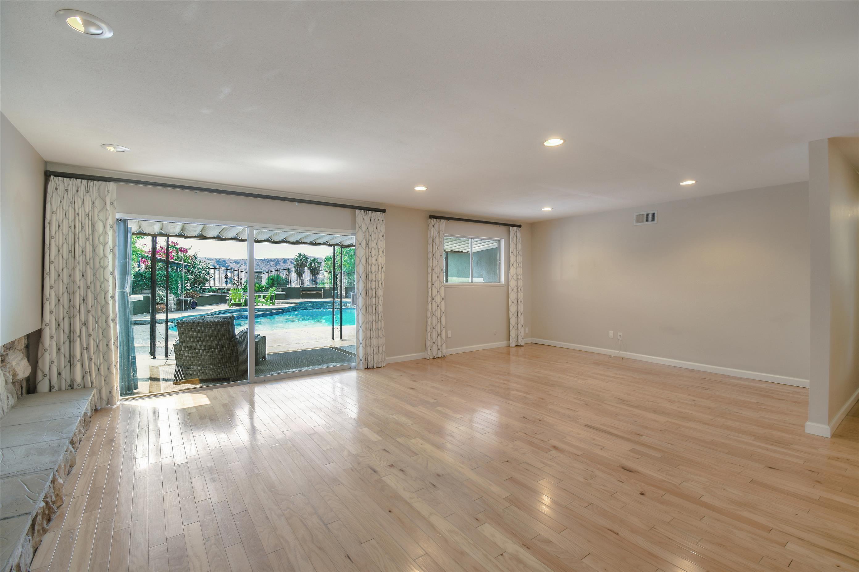 26078 Adamor Road Calabasas, CA 91302 - Photo 23 of 43 LivingRoom4