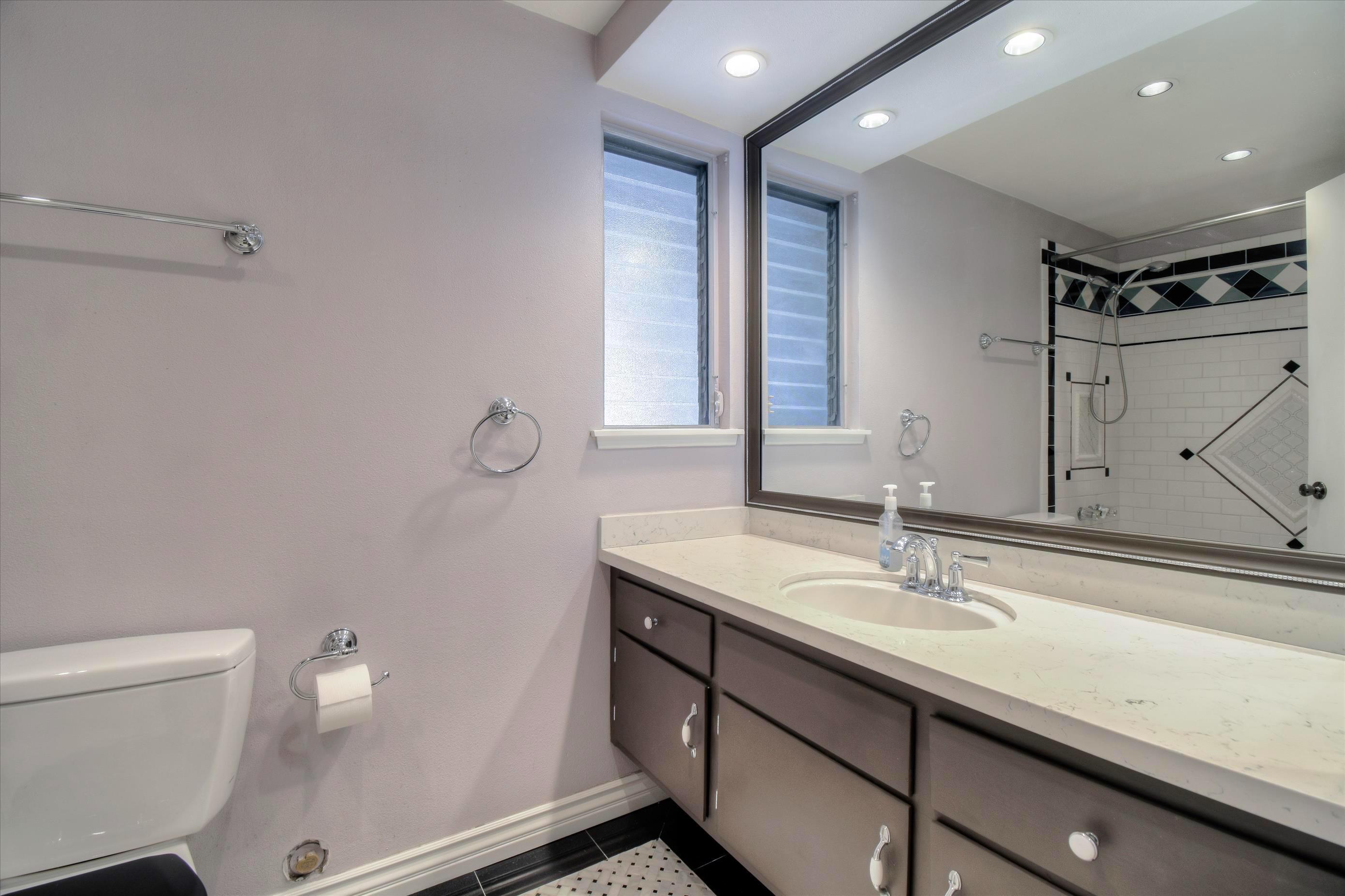 26078 Adamor Road Calabasas, CA 91302 - Photo 26 of 43 Bathroom1b
