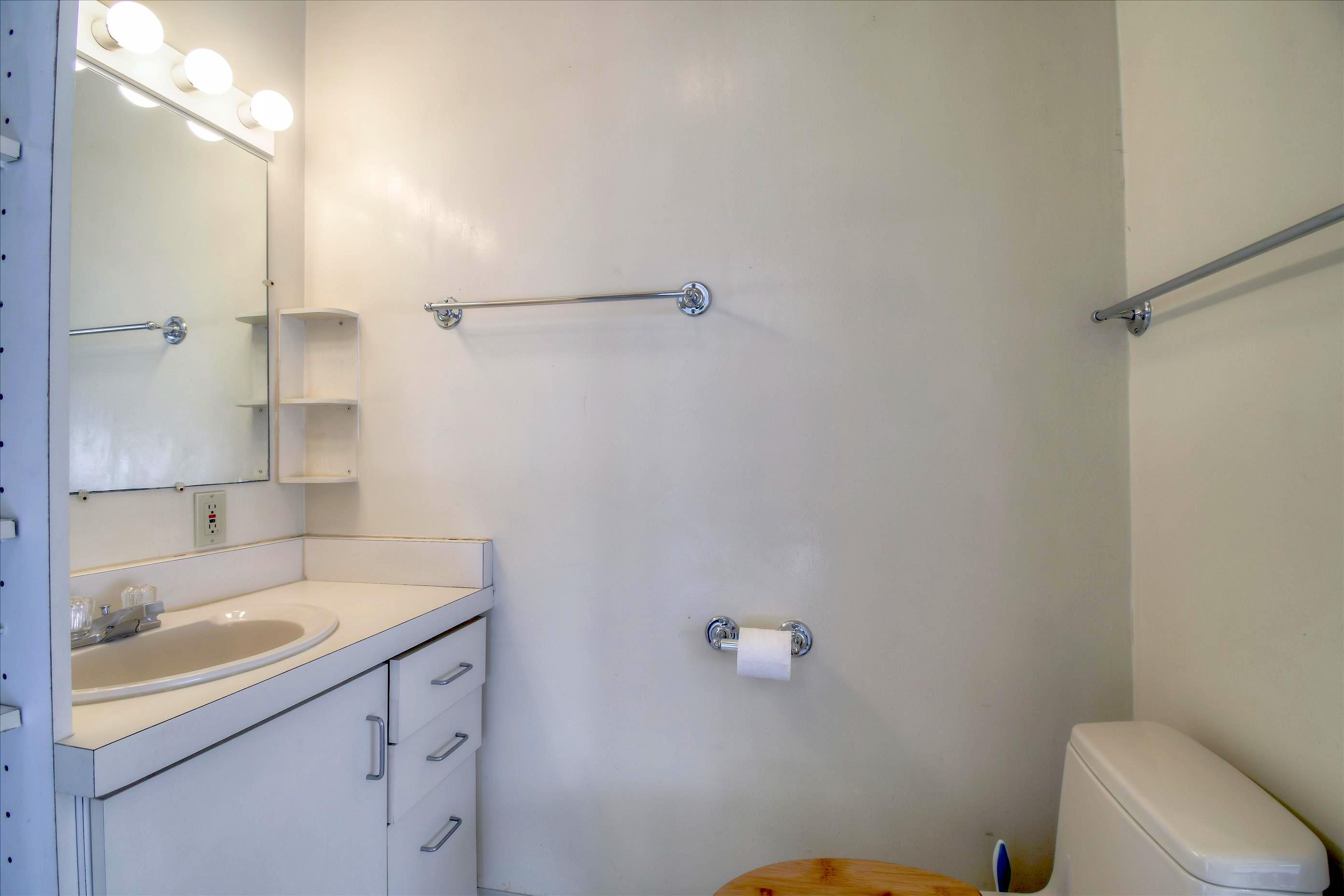 26078 Adamor Road Calabasas, CA 91302 - Photo 34 of 43 Bathroom3e