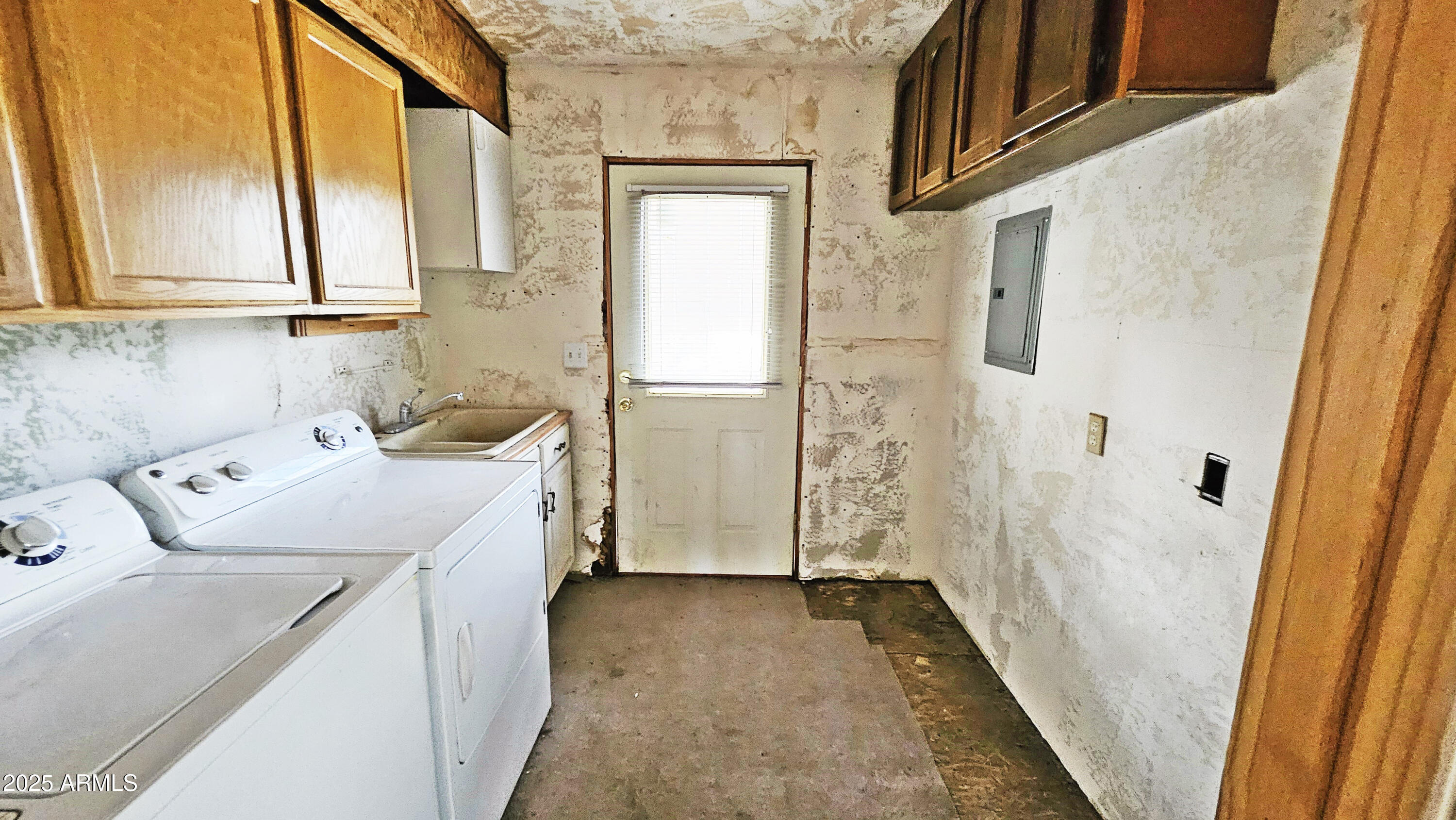 616 Verde Place Payson, AZ 85541 - Photo 19 of 29 a utility room with a sink a washer and dryer next to a window