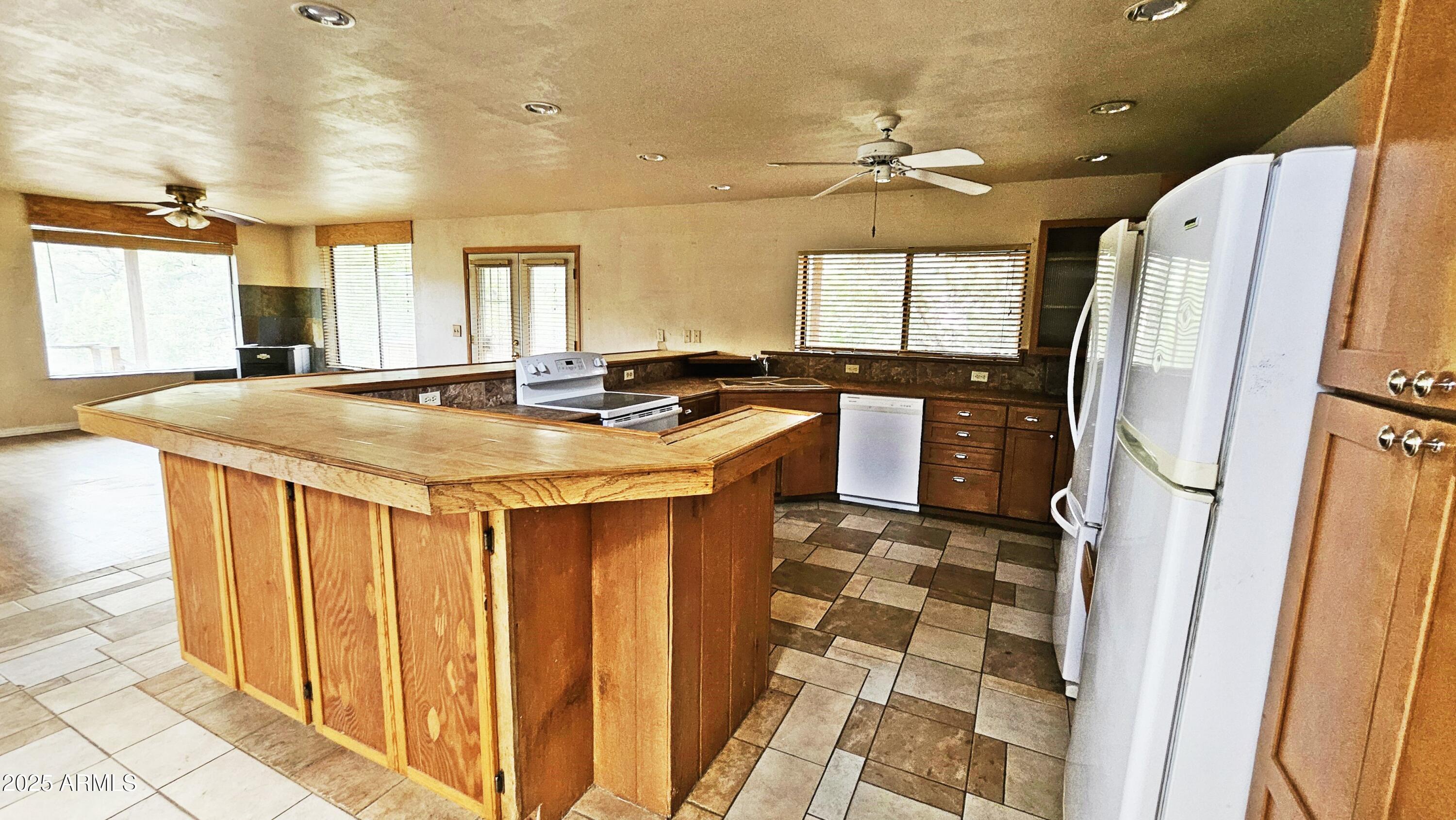 616 Verde Place Payson, AZ 85541 - Photo 9 of 29 a kitchen with a stove a refrigerator and a sink