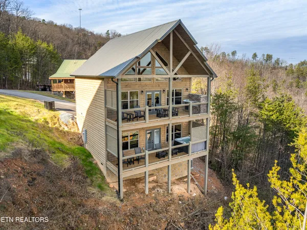 $759,000 | 804 Peak Lp Way, Pigeon Forge, TN 37862