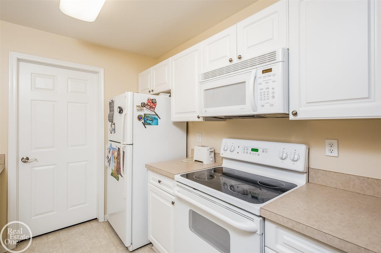 3635 Tremonte Circle Rochester, MI 48306 - Photo 13 of 38 31281583-12.JPG