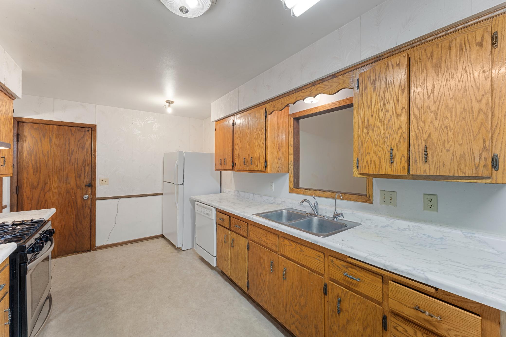 557 Cheri Lane Northeast Fridley, MN 55421 - Photo 9 of 35