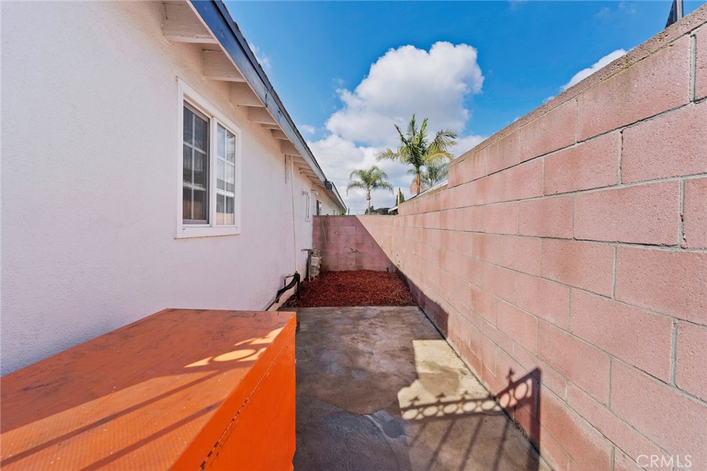 2412 West Raymond Street Compton, CA 90220 - Photo 4 of 37