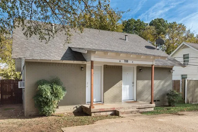 $285,000 | 709 North Pecan Street, Arlington, TX 76011