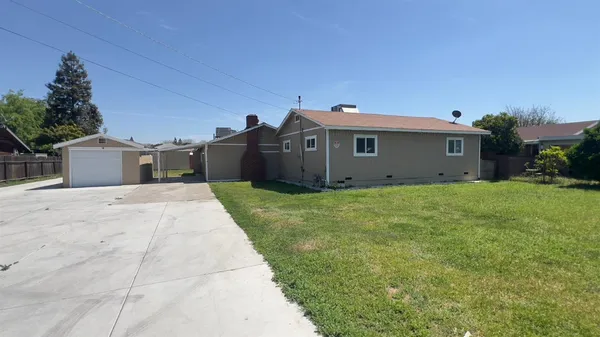 a view of a house with a yard