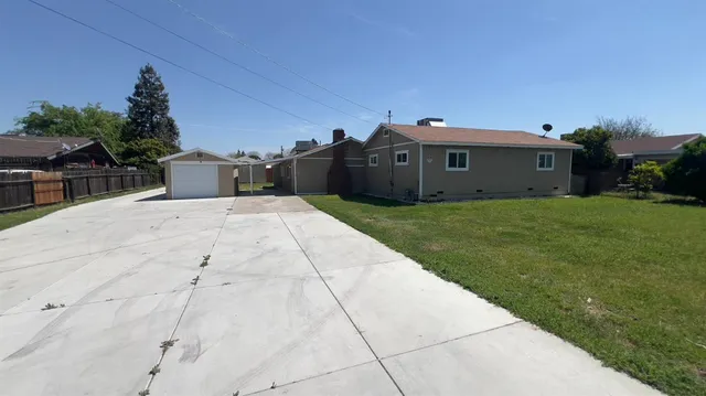 a view of a house with a yard