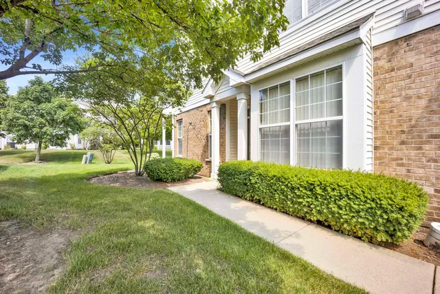 $2,200 | 1574 Millbrook Drive, Algonquin, IL 60102