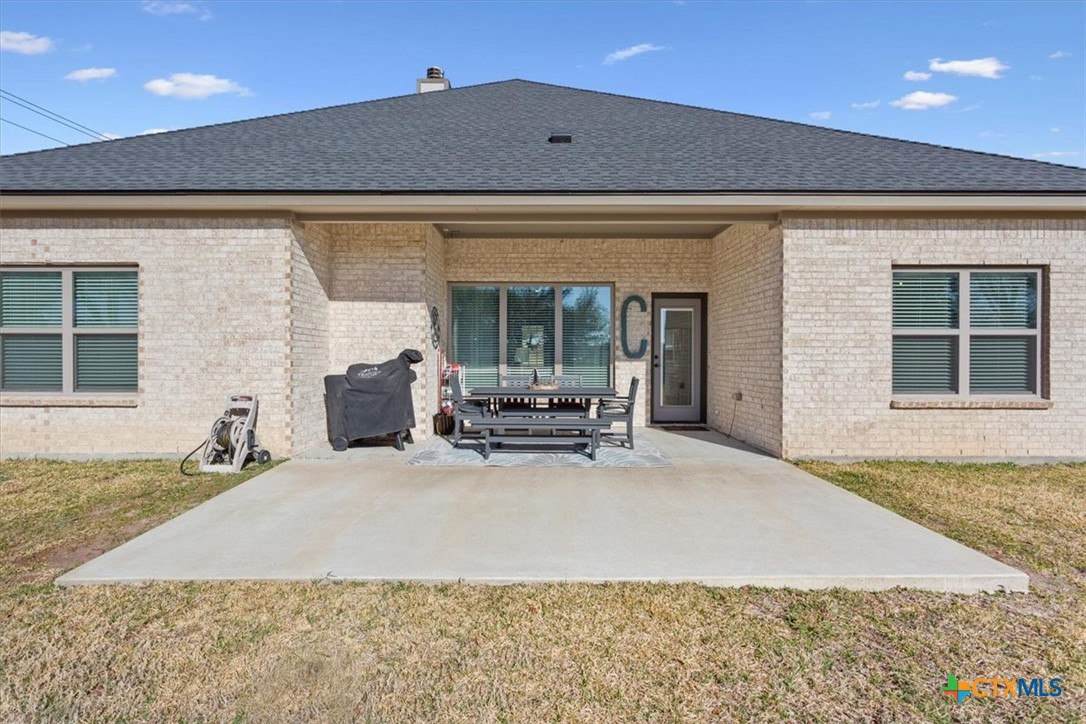 102 Rancho Del Lago Lane Belton, TX 76513 - Photo 32 of 40 a living room with furniture
